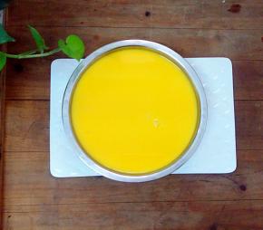 听到提示声后，倒入碗中，自然凉凉，放入冰箱冷藏四个小时。