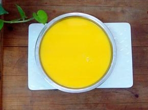 听到提示声后，倒入碗中，自然凉凉，放入冰箱冷藏四个小时。