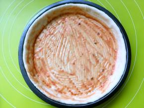 刷一层番茄酱，再刷一层沙拉酱