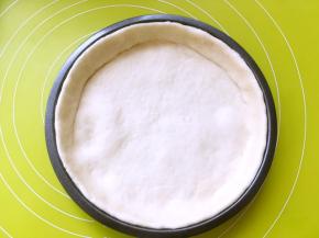 装入模具，再用手一点点整理好边缘，薄厚一定要均匀