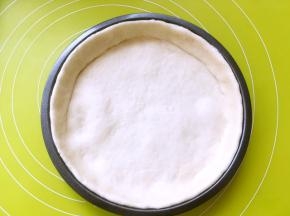 装入模具，再用手一点点整理好边缘，薄厚一定要均匀