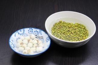 干莲子、绿豆分别洗净浸泡，新鲜百合洗净沥干水；