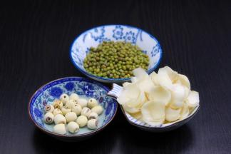 准备食材：绿豆、干莲子、生百合、白砂糖等；
