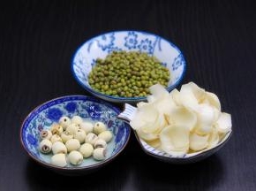 准备食材：绿豆、干莲子、生百合、白砂糖等；