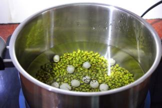 把莲子、绿豆、百合放入锅中，加入适量的清水；