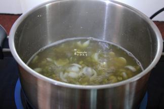 加入新鲜百合，再次煮沸；