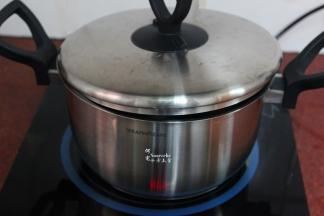 煮沸之后改为小火煲40分钟；