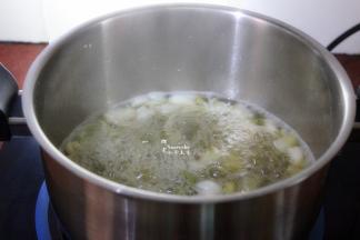 放糖，拌均即可。PS：也可以适量放点蜂蜜