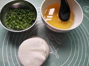 材料准备好，葱洗干净切小碎
