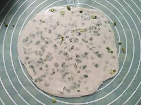 擀称薄薄的圆形