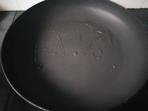 不粘锅加热，倒入一点点玉米油