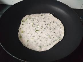 把面饼皮放入锅里，中小火