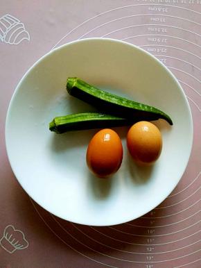 准备两个鸡蛋洗净，两个差不多大小的秋葵。