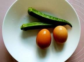 准备两个鸡蛋洗净，两个差不多大小的秋葵。