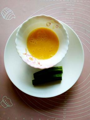 鸡蛋打散，秋葵去掉尖和根部（其实可以先焯水，后切的，我貌似是抢先了一步。）