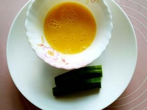 鸡蛋打散，秋葵去掉尖和根部（其实可以先焯水，后切的，我貌似是抢先了一步。）