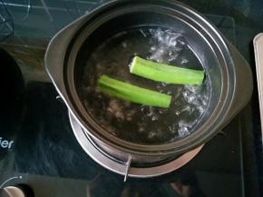小平煲烧开水把秋葵放进去烫一烫