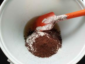 加入中筋面粉和可可粉