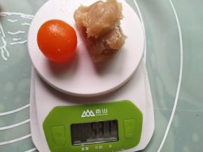 蛋黄加莲蓉53克，我用的是新鲜咸鸭蛋蛋黄，所以直接包，亲们也可以用150℃烤5分钟