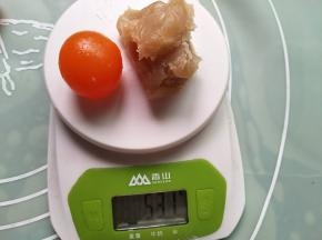 蛋黄加莲蓉53克，我用的是新鲜咸鸭蛋蛋黄，所以直接包，亲们也可以用150℃烤5分钟
