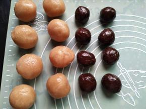 馅包好，饼皮分成8份，同时预热烤箱中层上下火200℃