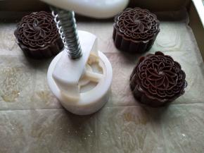 左手摁住模具，右手用力按压