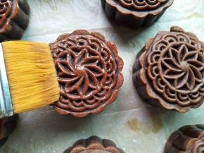 表面刷点蛋液，只要一点点（后来我觉得不刷蛋液会很好看）放回烤箱改上下火180℃烤15分钟