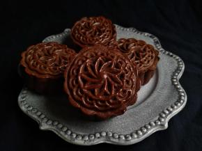 月饼刚出炉，先不要拿，是软的，一碰就会变形，放烤盘里稍微冷却几分钟，再转移到烤架上晾凉