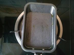 小锅刷油，越薄越好。