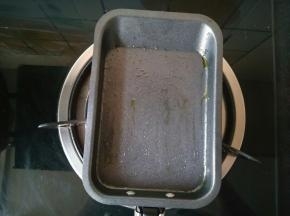 小锅刷油，越薄越好。