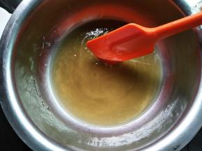 枧水、糖浆、花生油混合均匀