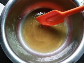 枧水、糖浆、花生油混合均匀
