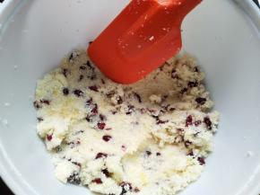 接着做馅料，全蛋液打散，加入玉米油和细砂糖，搅打均匀，再加入全脂奶粉、蔓越莓和椰蓉，混合均匀