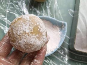 蘸点玉米淀粉，抹去多余的粉