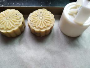 左右摁住模具，右手用力按下