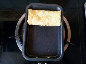 轻轻的卷起来，再煎一会儿稍微定一下型.