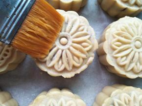 表面刷蛋液，只要点点哦，再放回烤箱，改上下火180℃烤15分钟