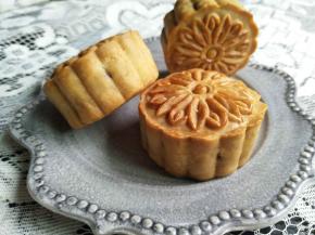 月饼刚出炉，先不要拿，是软的，一碰就会变形，放烤盘里稍微冷却几分钟，再转移到烤架上晾凉，再密封保存，放2-3天回油，就会有光泽度