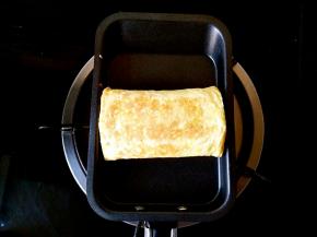 再次卷起，再煎一会儿定型。