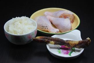 准备食材：鸡腿、腊肠、米饭、孜然烤肉酱、甜红辣椒等；