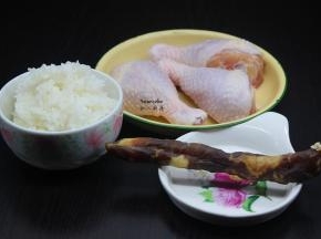 准备食材：鸡腿、腊肠、米饭、孜然烤肉酱、甜红辣椒等；