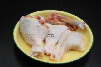 鸡腿洗净去骨；PS：用专用去骨刀比较好去骨。