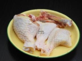 鸡腿洗净去骨；PS：用专用去骨刀比较好去骨。