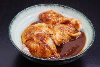 去骨的鸡腿，倒入孜然烤肉酱腌制30分钟；