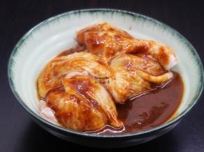 去骨的鸡腿，倒入孜然烤肉酱腌制30分钟；
