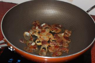 利用腌制鸡腿时间炒米饭，热锅小火煸香腊肠；