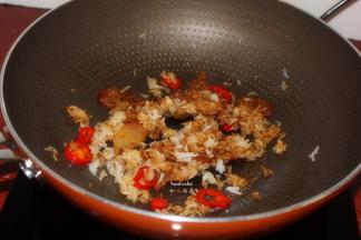 倒入米饭、红辣椒，翻炒，在放盐、酱油、香葱炒均节；