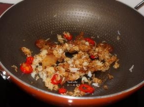 倒入米饭、红辣椒，翻炒，在放盐、酱油、香葱炒均节；