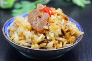 炒好的米饭盛出放凉，待用；