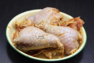 把腌制好的去骨鸡腿，酿入炒好的米饭，去骨二头用牙签封住口；